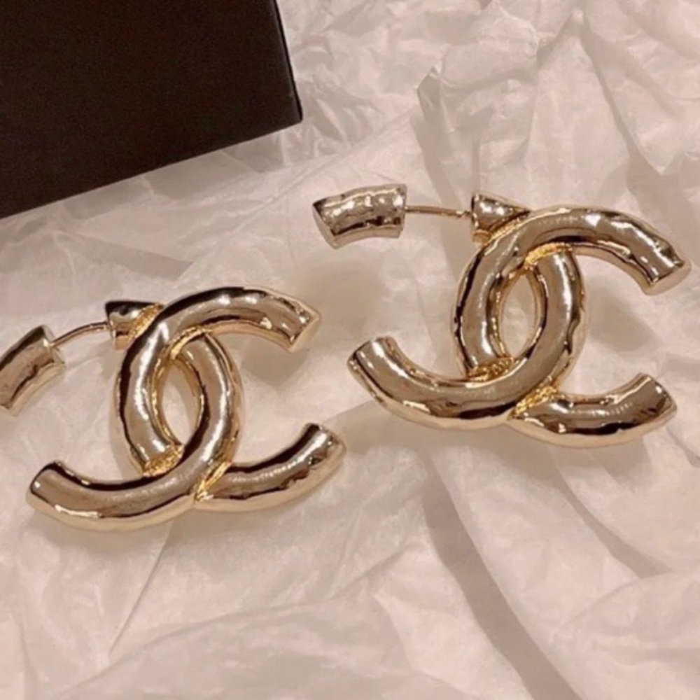 Chanel Gold Interlocking CC Logo Earrings - - Picture 7 of 9